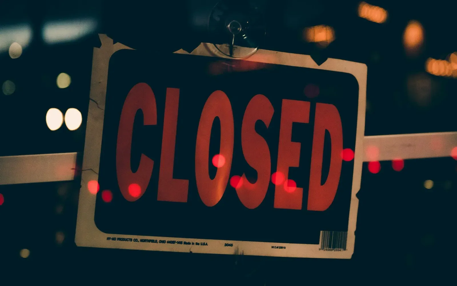 Rotes Schild mit der Aufschrift „Closed“ vor nächtlichen Lichtern – Pornoseiten gesperrt in Deutschland?