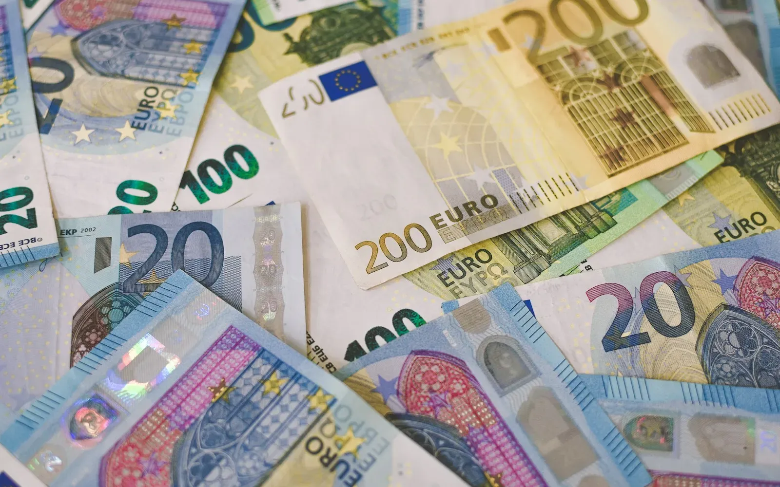 Verschiedene Euro-Banknoten auf einem Tisch