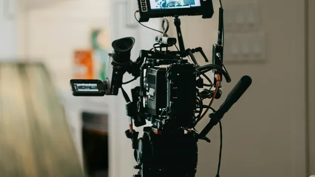 Professionelle Filmkamera mit Monitor auf einem Stativ – ethische Pornos und faire Produktion