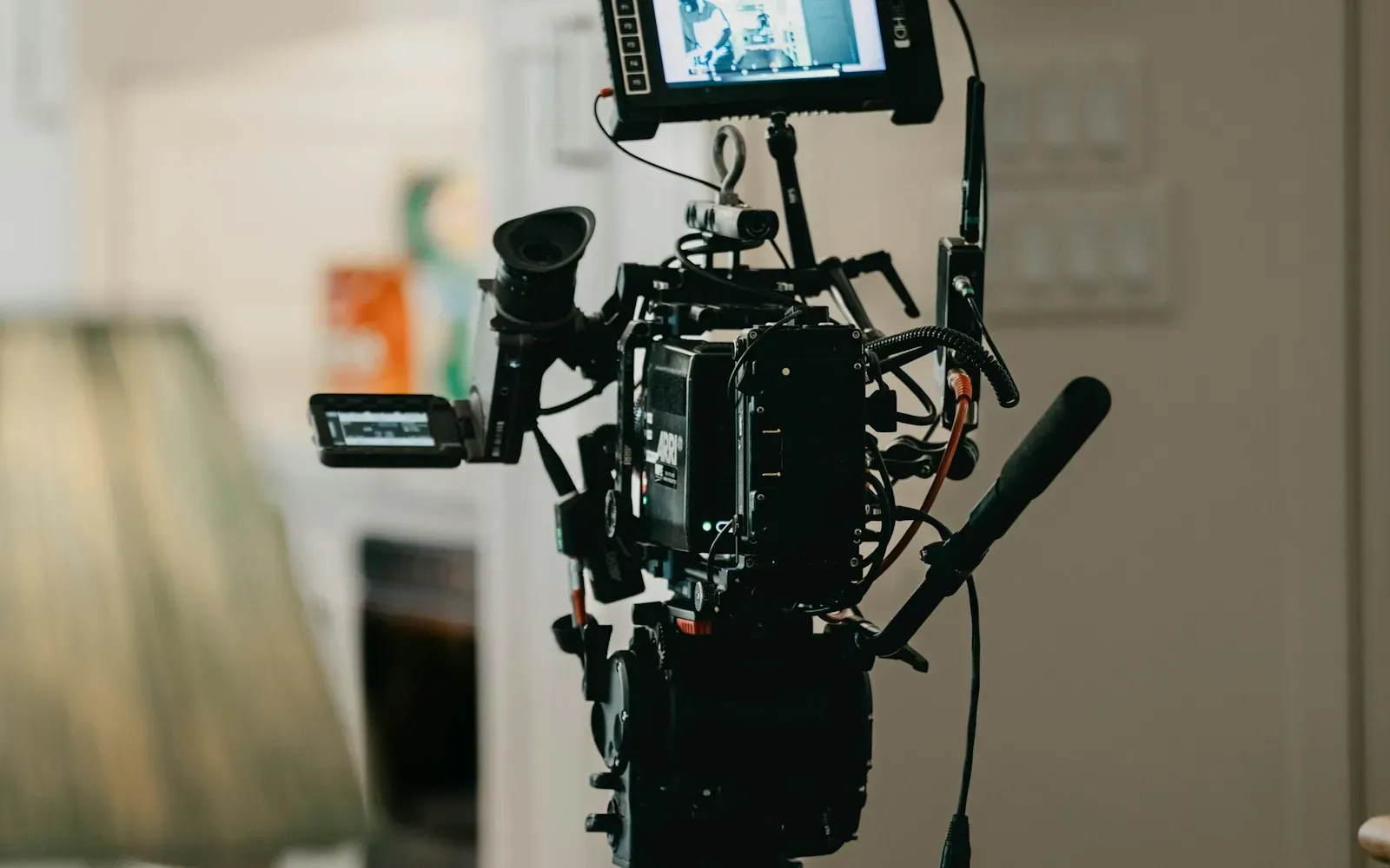 Professionelle Filmkamera mit Monitor auf einem Stativ – ethische Pornos und faire Produktion