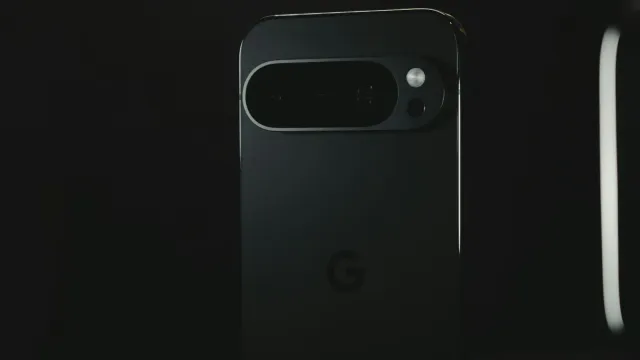 Dunkles Smartphone von hinten mit Kameraleiste vor schwarzem Hintergrund, seitlich ein heller Lichtstreifen – OnlyFans-Alternativen im Vergleich
